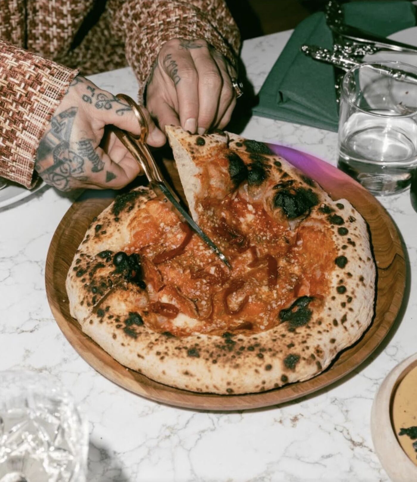 Pizza sendo cortada
